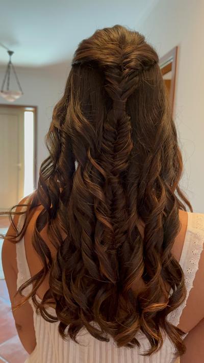 Trança de espinha com ondas soltas, na manhã do casamento