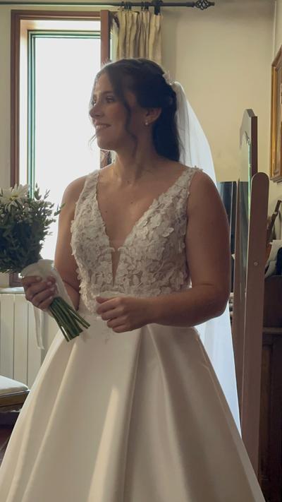 Trança de espinha com flores, penteado feito em casa da noiva