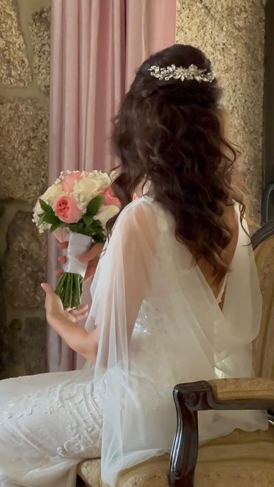 Meio-apanhado com tiara, na manhã do casamento